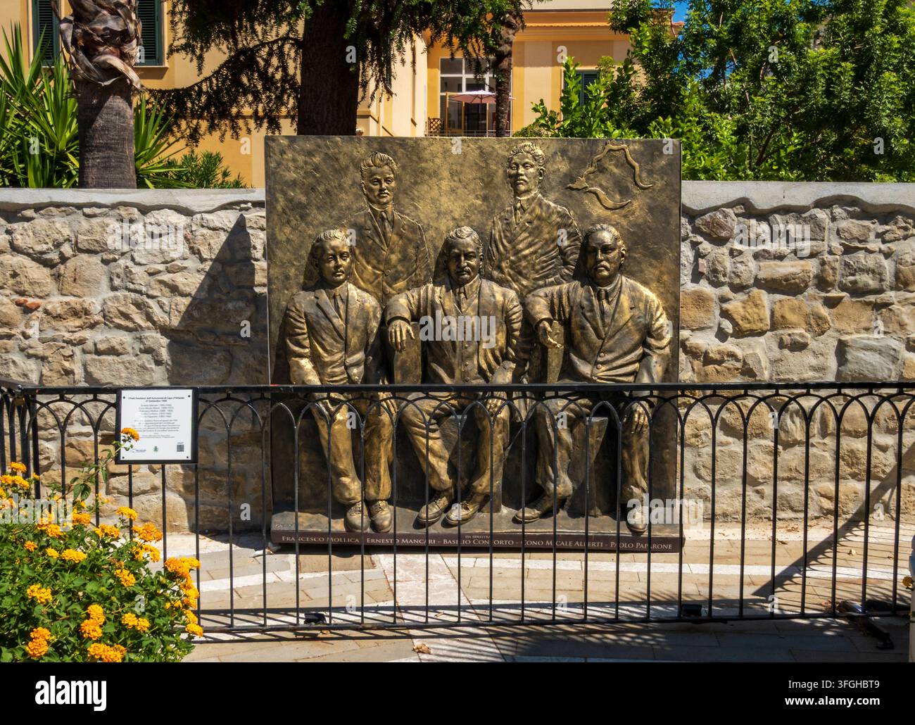 Capo d'Orlando, ME - IT - 4 set 2026 : Un monumento in rilievo di bronzo dedicato ai padri fondatori dell'autonomia di Capo d'Orlando nel 1925 è montato su Foto Stock