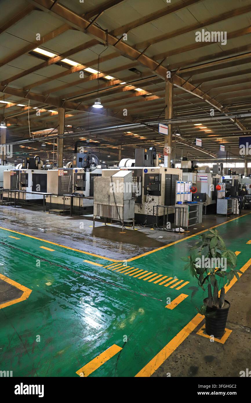 Questa è una foto sul posto che cattura la scena industriale di un laboratorio di lavorazione di una fabbrica di pezzi per autoveicoli. Mostra un gran numero di parti metalliche Foto Stock