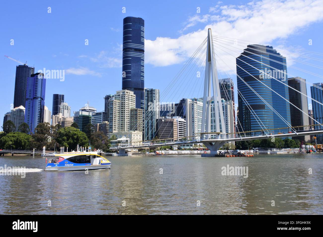 BRISBANE, QLD - 6 OTT 2024: Ferry naviga sotto il Kangaroo Point Green Bridge di Brisbane, un ponte pedonale e ciclabile in costruzione attraverso il Br Foto Stock