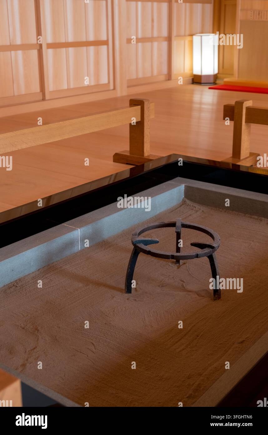 Design moderno del tradizionale focolare "irori" (囲炉裏) all'interno del palazzo Honmaru ricostruito (本丸御殿, Honmaru Goten) al castello di Nagoya (名古屋城), Giappone. Foto Stock