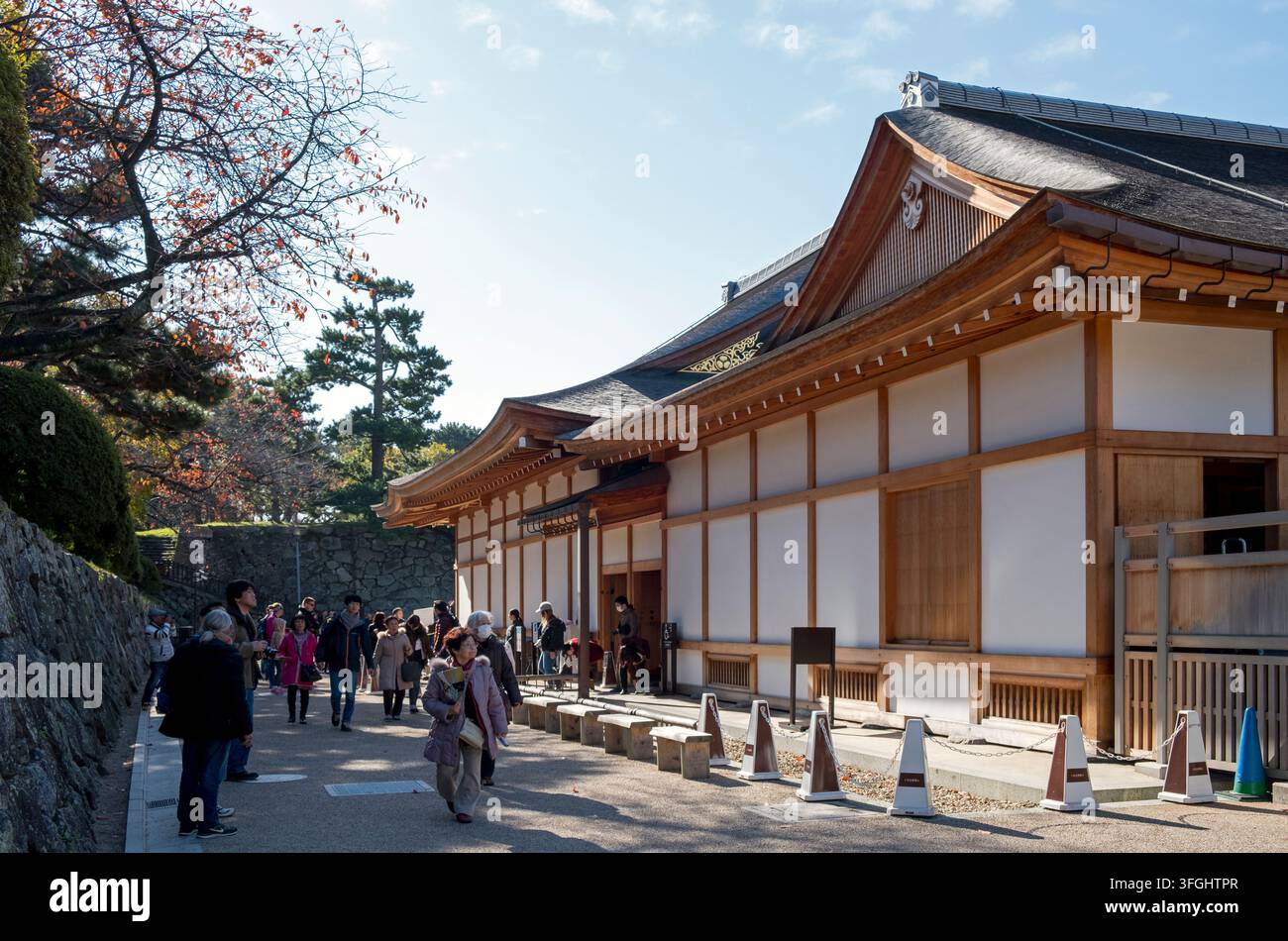 Visitatori giapponesi davanti al palazzo Honmaru (本丸御殿, Honmaru Goten) ricostruito di recente nel castello di Nagoya (名古屋城) nella prefettura di Aichi, Giappone. Foto Stock