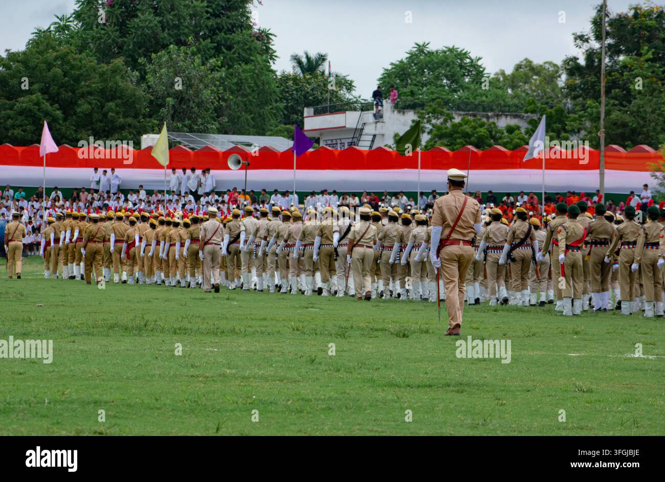 Parata del Giorno dell'Indipendenza a Udaipur, Rajasthan, India, con personale della Polizia del Rajasthan, del National Cadet Corps e degli Scout e Guide che sfilano. Foto Stock