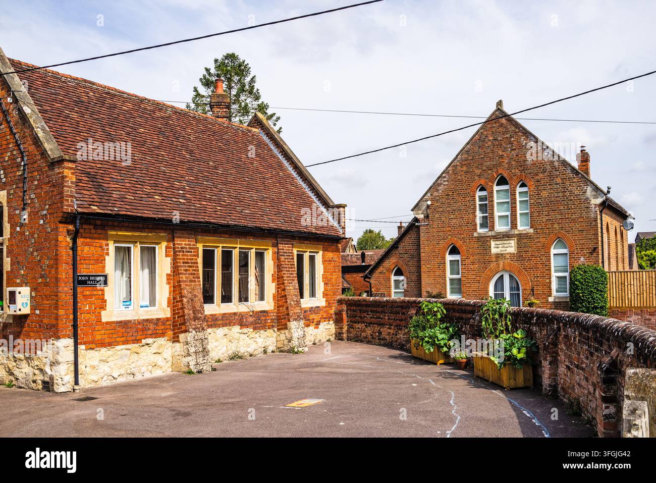 Vecchia cappella e John Bridel Hall, Hardwick Village, Buckinghamshire, Inghilterra Foto Stock