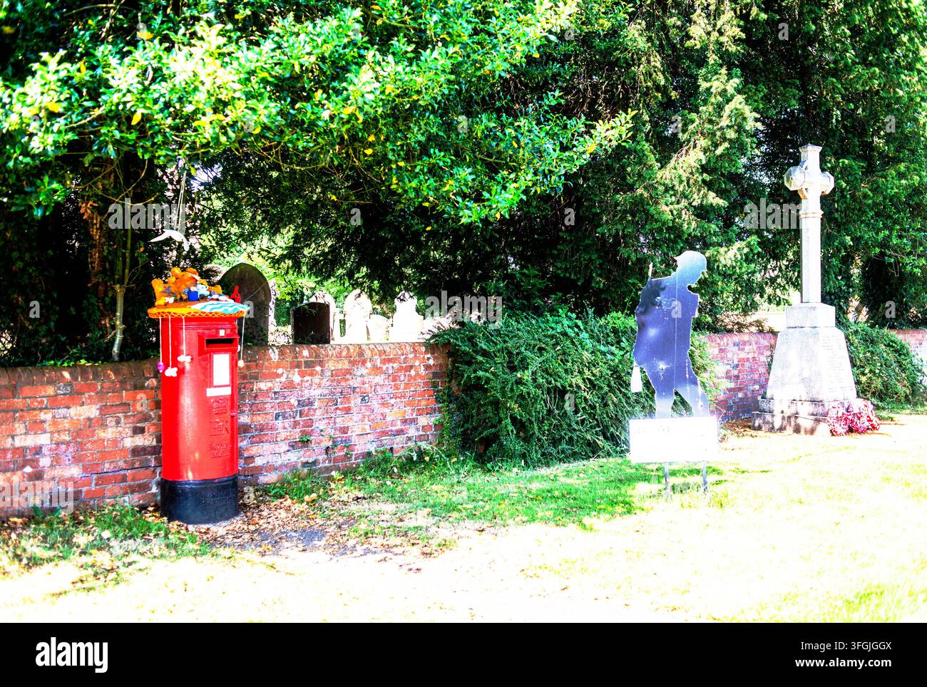 Cassetta delle poste e Memoriale di Guerra, villaggio di Mursley, Buckinghamshire, Inghilterra Foto Stock