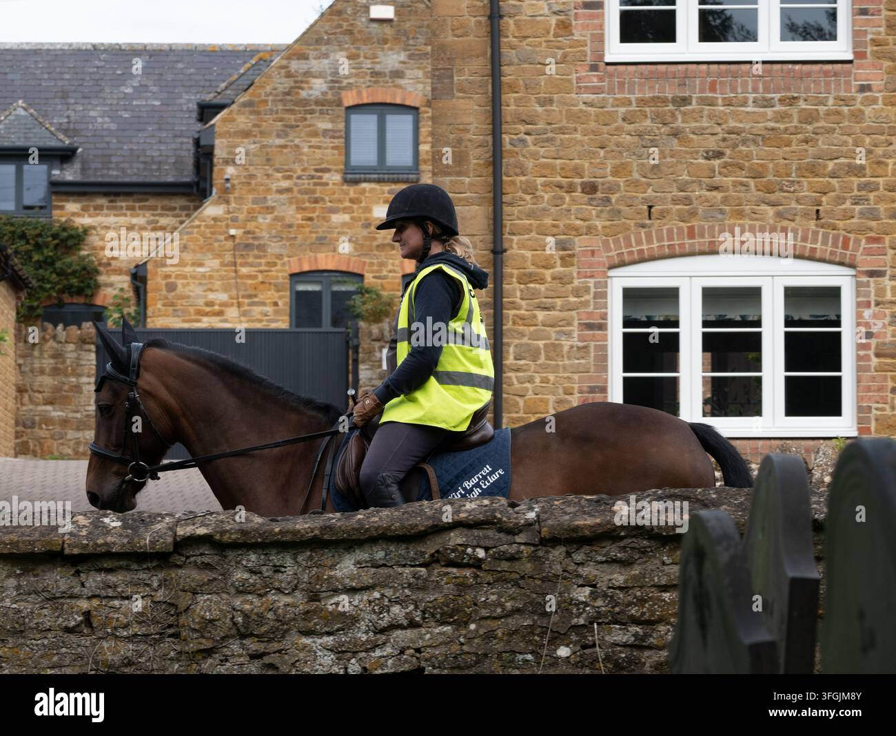 Cavaliere a Rushton, villaggio del Northamptonshire, Inghilterra, Regno Unito Foto Stock
