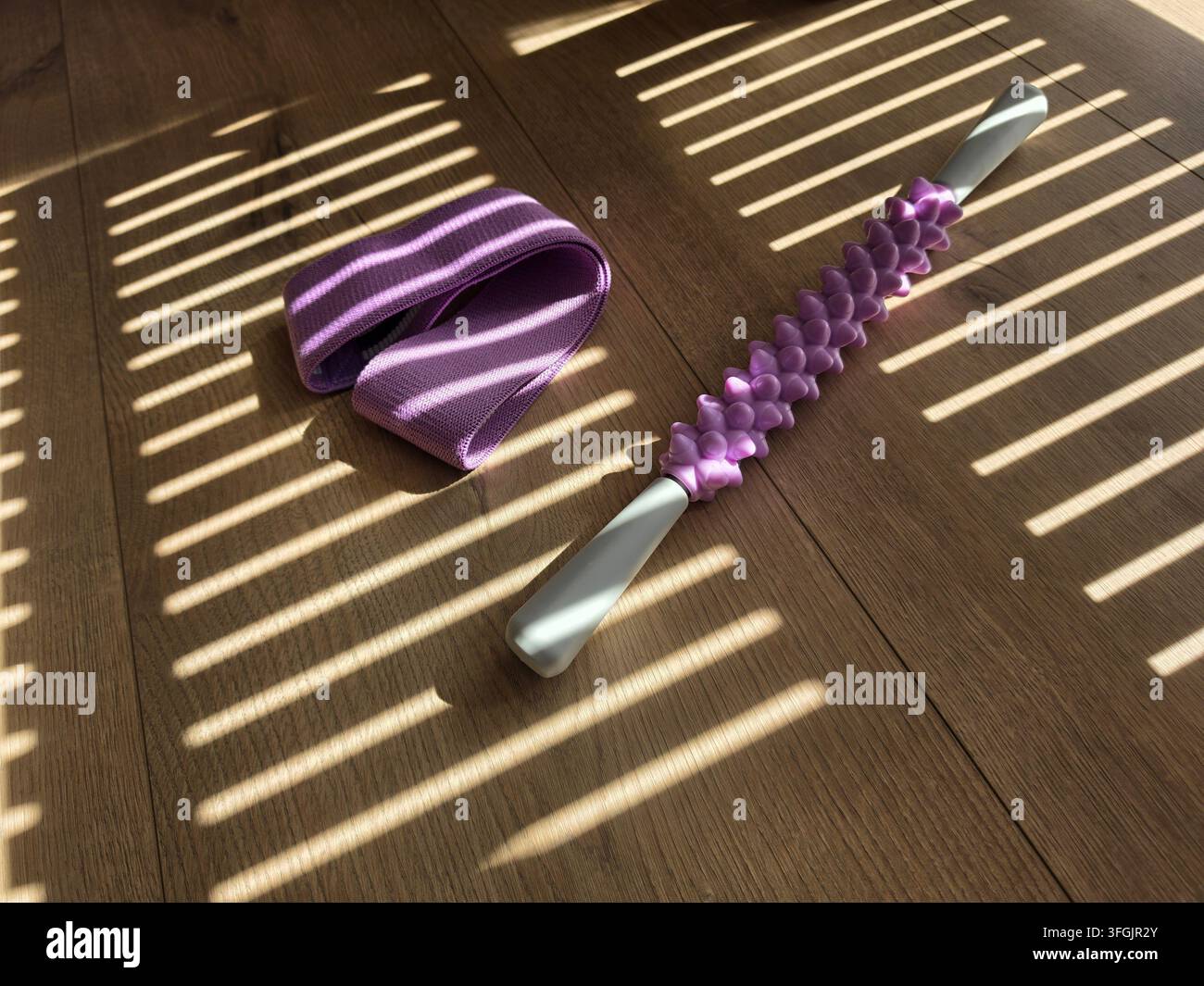 Fascia di resistenza viola piegata e rullo massaggiante su un pavimento di legno con persiane, motivo luce e ombra - Immagine stock catturata con smartphone