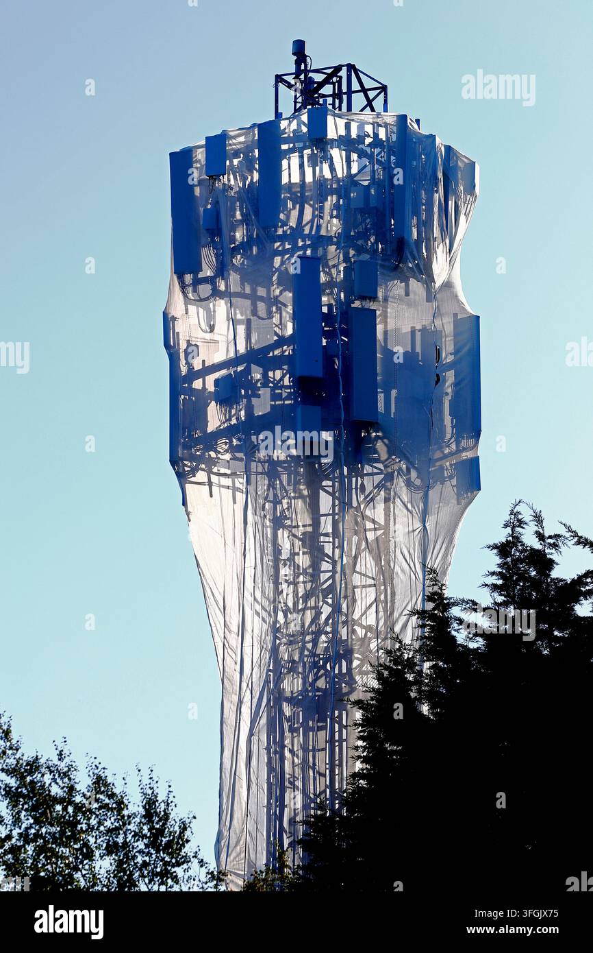 Un trasmettitore 5G ad Armley, Leeds è coperto da una rete protettiva mentre vengono eseguiti interventi di manutenzione Foto Stock