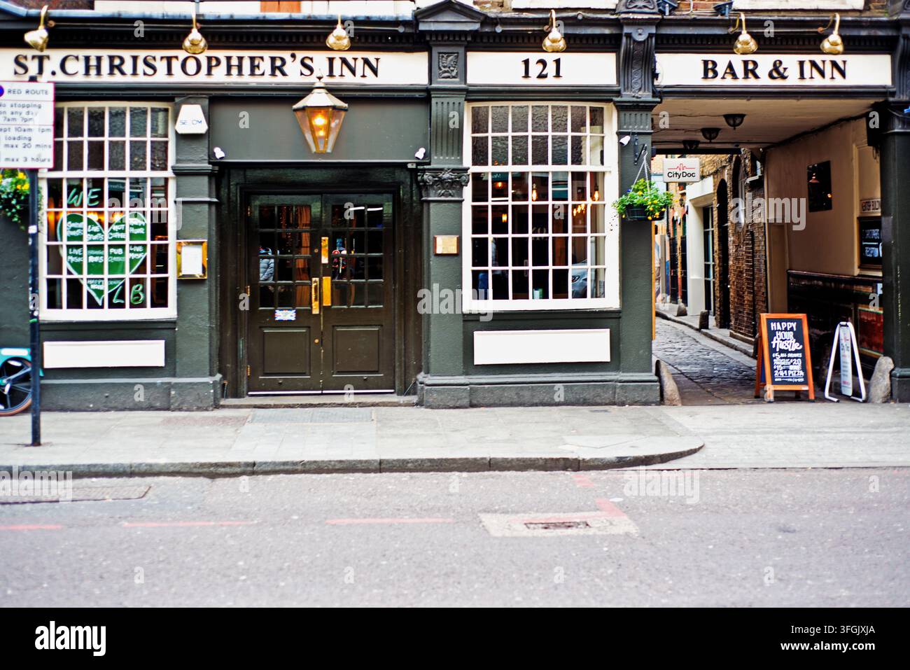 St Christophers Inn, Ponte di Londra, Londra, Inghilterra Foto Stock