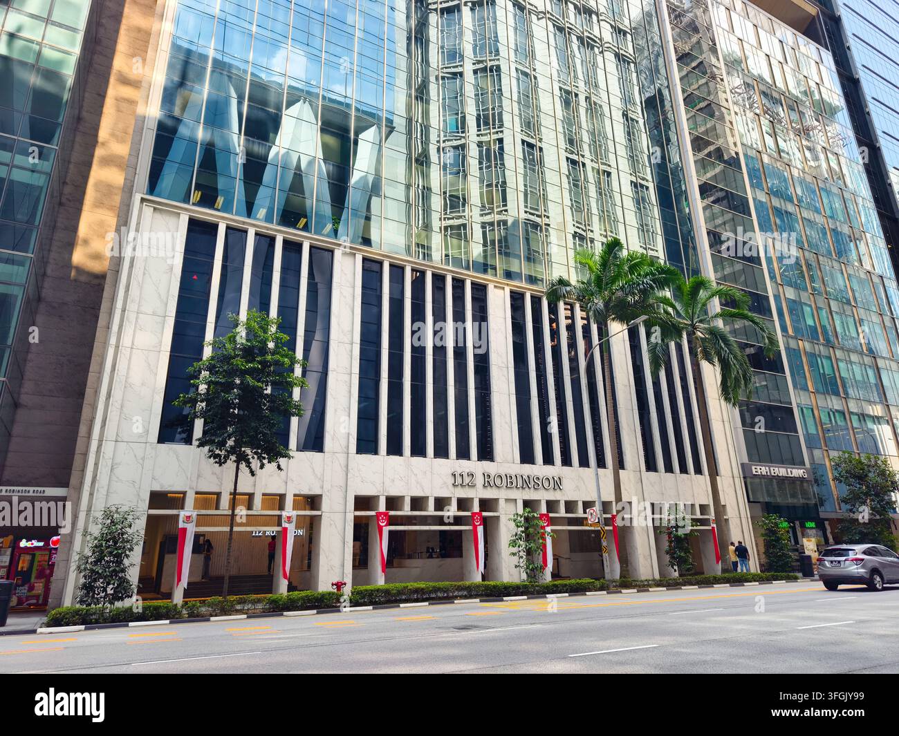 Edificio commerciale 112 Robinson, distretto degli affari centrale di Singapore, con elementi verticali ritmici e superfici Dekton a texture di pietra Foto Stock