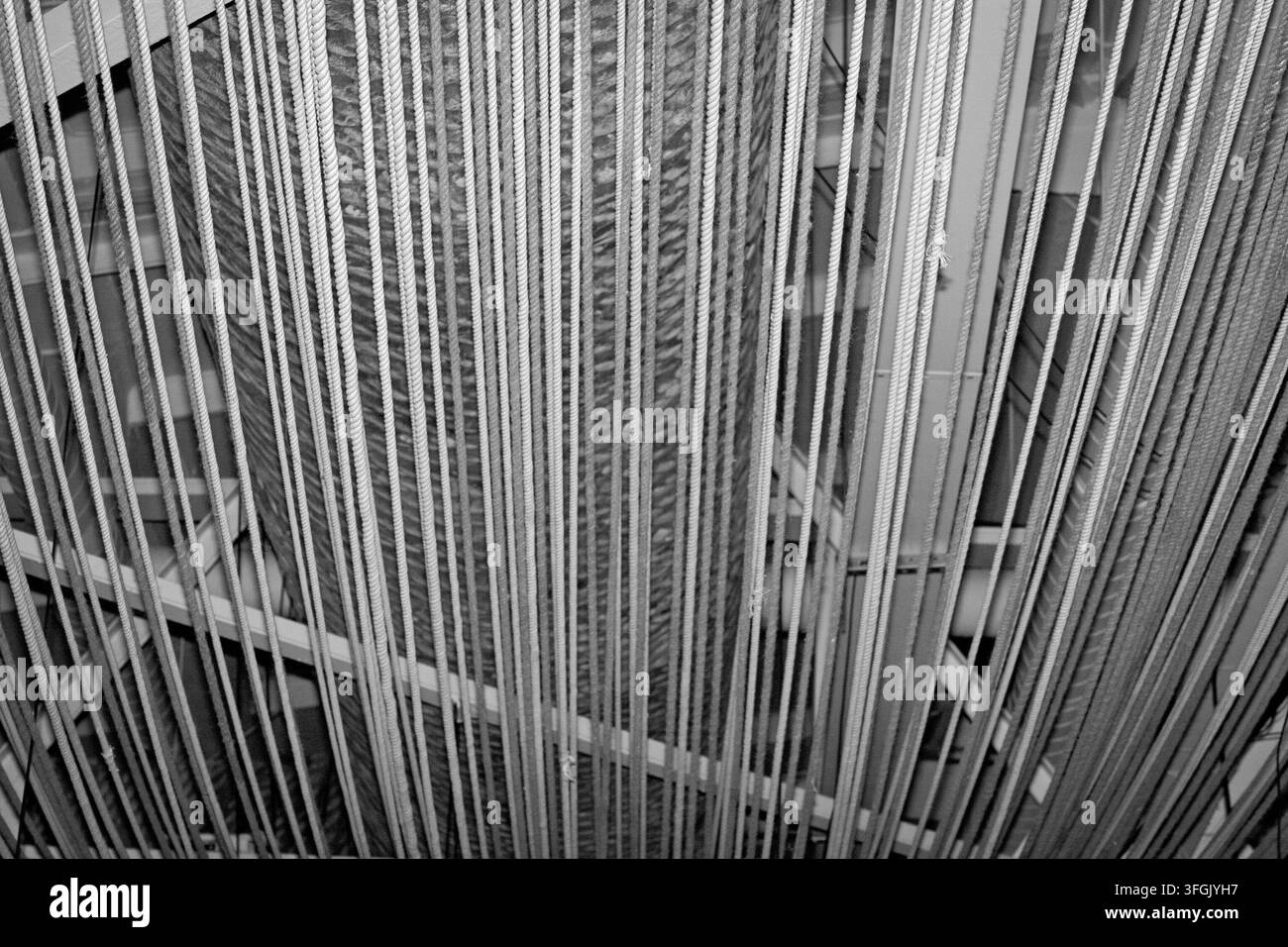 Corde tese sotto il tetto in grigio Foto Stock