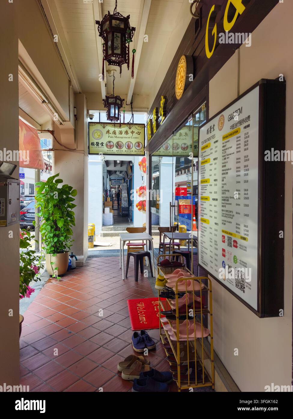 five-foot way – una passeggiata pedonale coperta tipica dell'architettura tradizionale delle case-tipo del Sud-est asiatico, Chinatown, Singapore Foto Stock