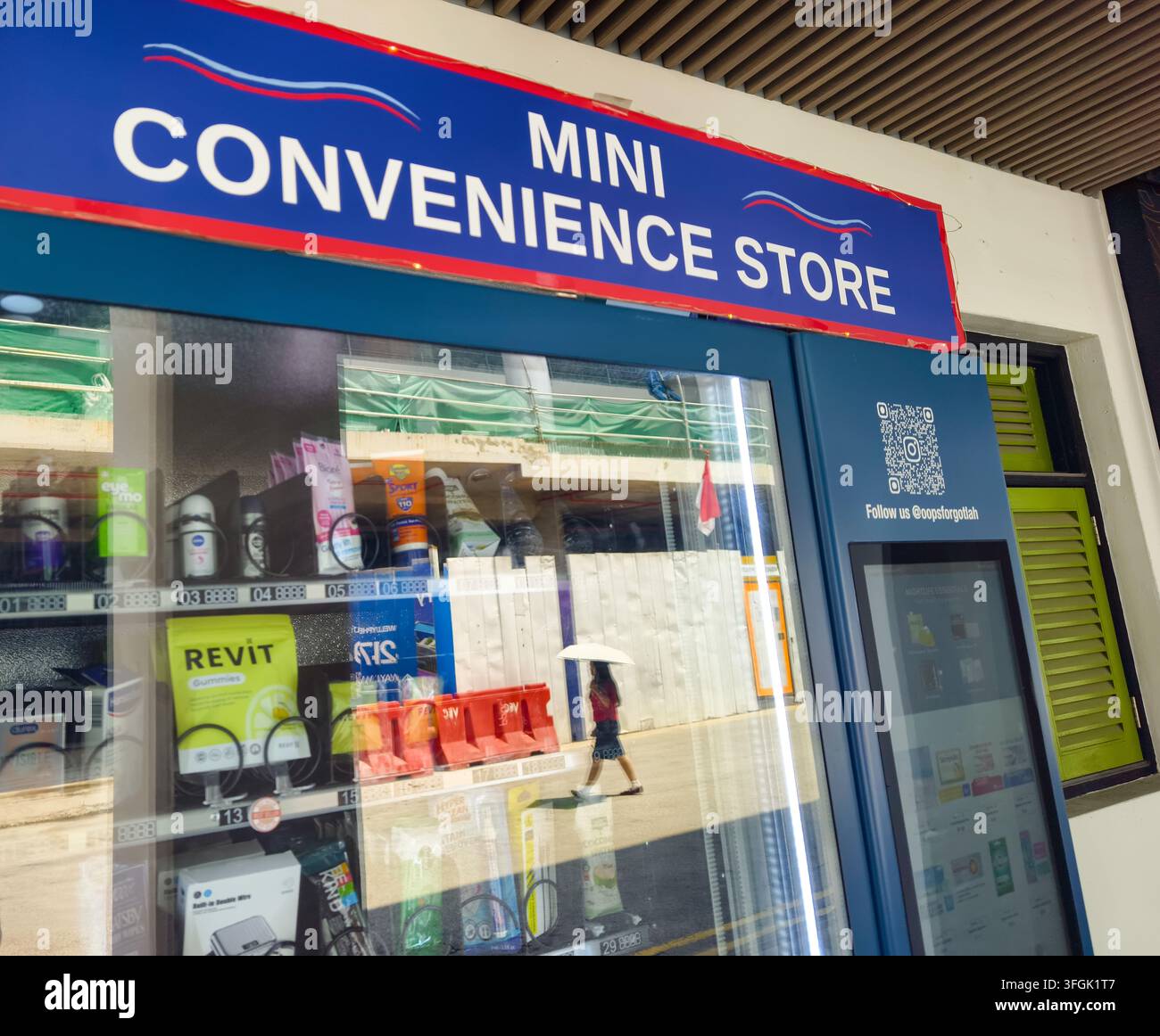 Distributore automatico o chiosco micro-mercato contrassegnato dal cartello "Mini convenience store", Singapore Foto Stock
