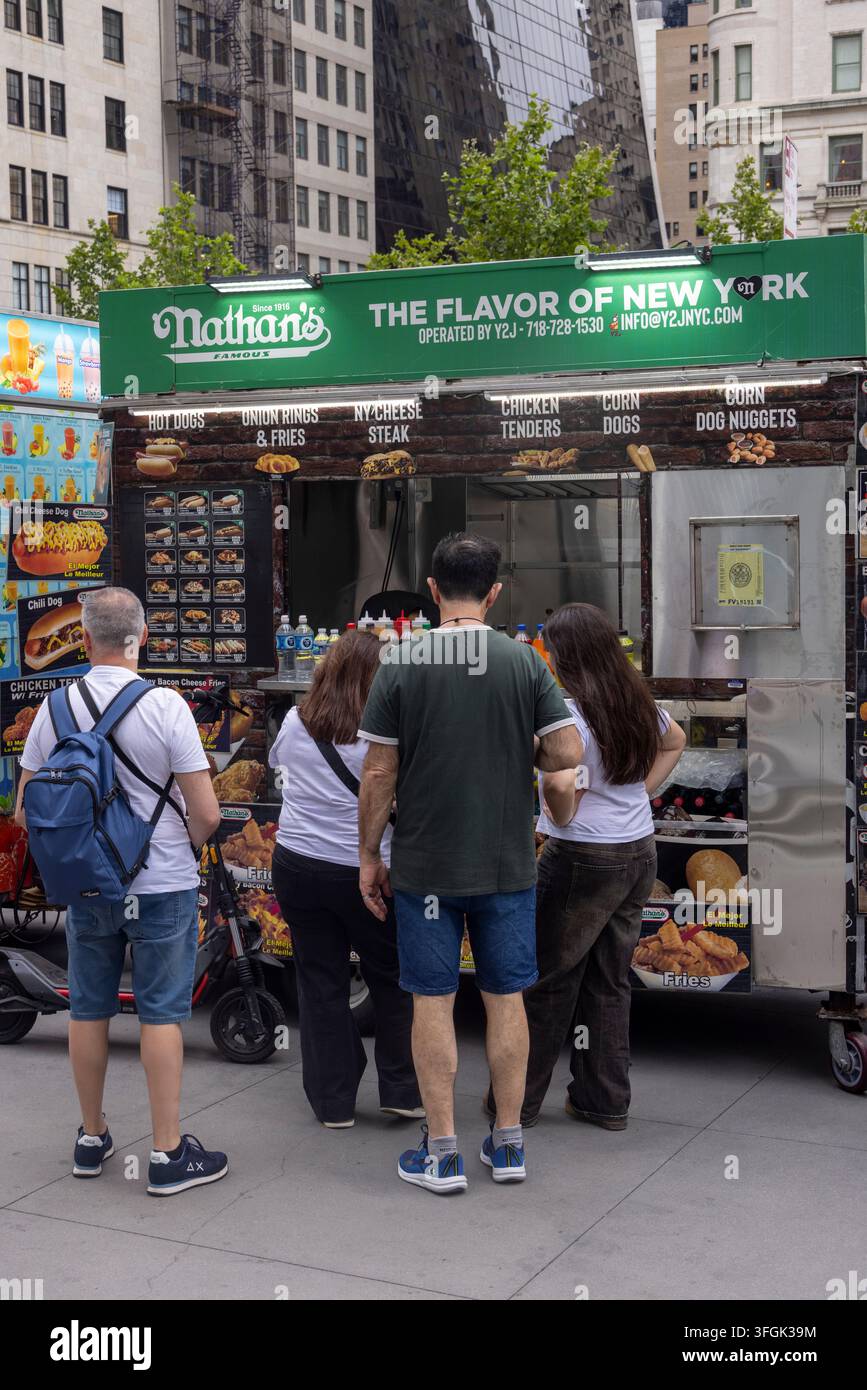 Stand di hot dog e fast food Nathan's Famous, Fifth Avenue, New York City, USA Foto Stock