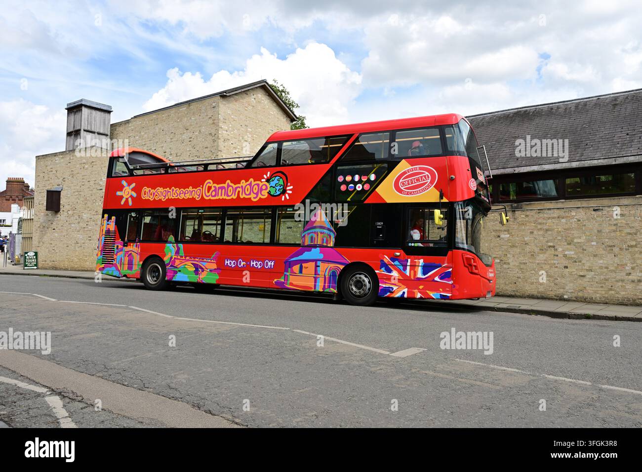 Autobus turistico a due piani rosso acceso con grafica di Cambridge parcheggiato in strada oggi. Foto Stock
