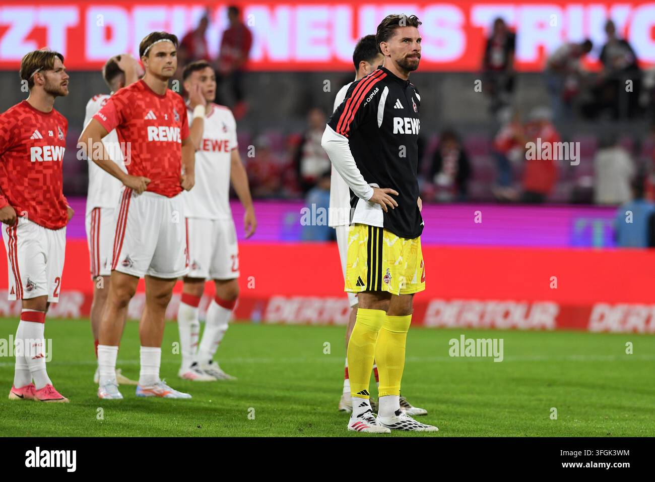 Colonia, Germania, 12 set 2026. Il portiere Ron-Robert Zieler (1. FC Koeln) osserva durante la partita della 1. Bundesliga tra il 1. FC Koeln e il SV Werder Bremen, RheinEnergieStadion il 12 settembre 2026 a Colonia, Germania. (Foto di Ralf Treese/DeFodi Images) Il portiere Ron-Robert Zieler (1. FC Koeln) osserva durante la partita di Bundesliga tra il 1. FC Koeln e il SV Werder Bremen al RheinEnergieStadion il 12 settembre 2026 a Colonia, Germania. (Foto di Ralf Treese/DeFodi Images) LE REGOLAMENTAZIONI DFB/DFL PROIBISCONO QUALSIASI UTILIZZO DI FOTOGRAFIE COME SEQUENZE D'IMMAGINI E/O QUASI-VIDEO. Credito: DeFodi Images/Ala Foto Stock