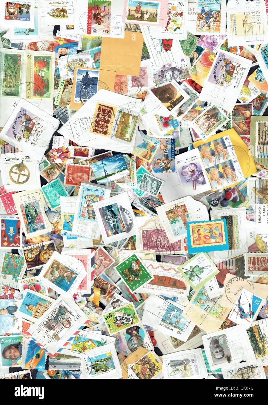 Disposizione a collage di sfondo a tutto schermo da bordo a bordo densa di centinaia di francobolli vintage internazionali e australiani, sfondo a trama grafica. Foto Stock