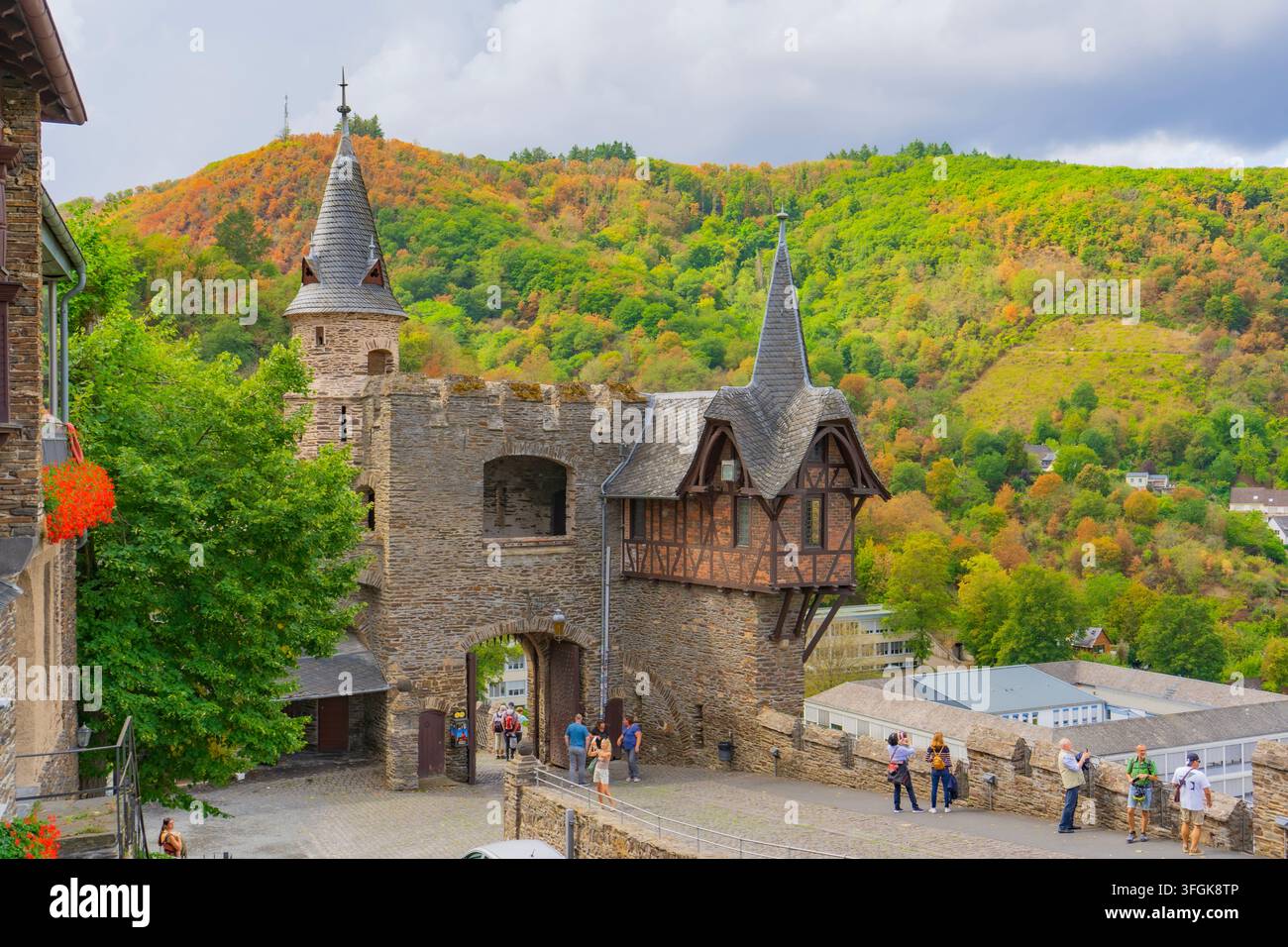 Cochem, Germania, 28 agosto 2026. Porta storica e edifici in legno a Reichsburg Cochem che si affacciano sulla valle della Mosella. Foto Stock