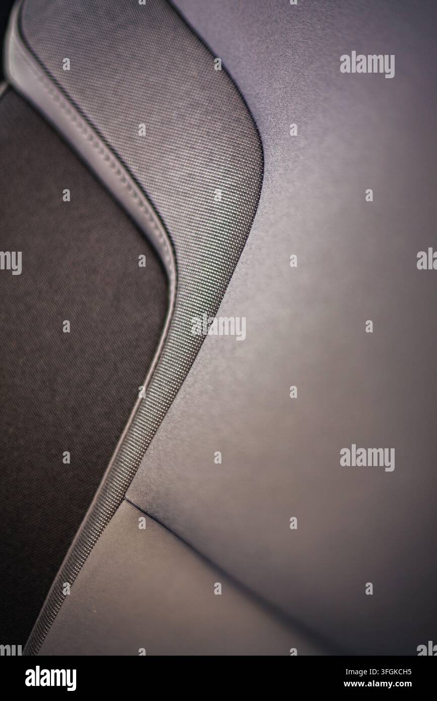 Dettaglio macro di texture di stoffa e pelle e cuciture su un sedile automobilistico moderno, fotografia di interni automobilistici. Foto Stock