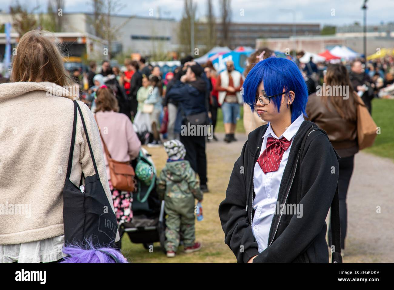 Cosplayer con taglio di capelli in stile Makoto Yuki o Minato Aristo all'evento Roihuvuori Hanami nel quartiere di Roihuvuori di Helsinki, Finlandia Foto Stock