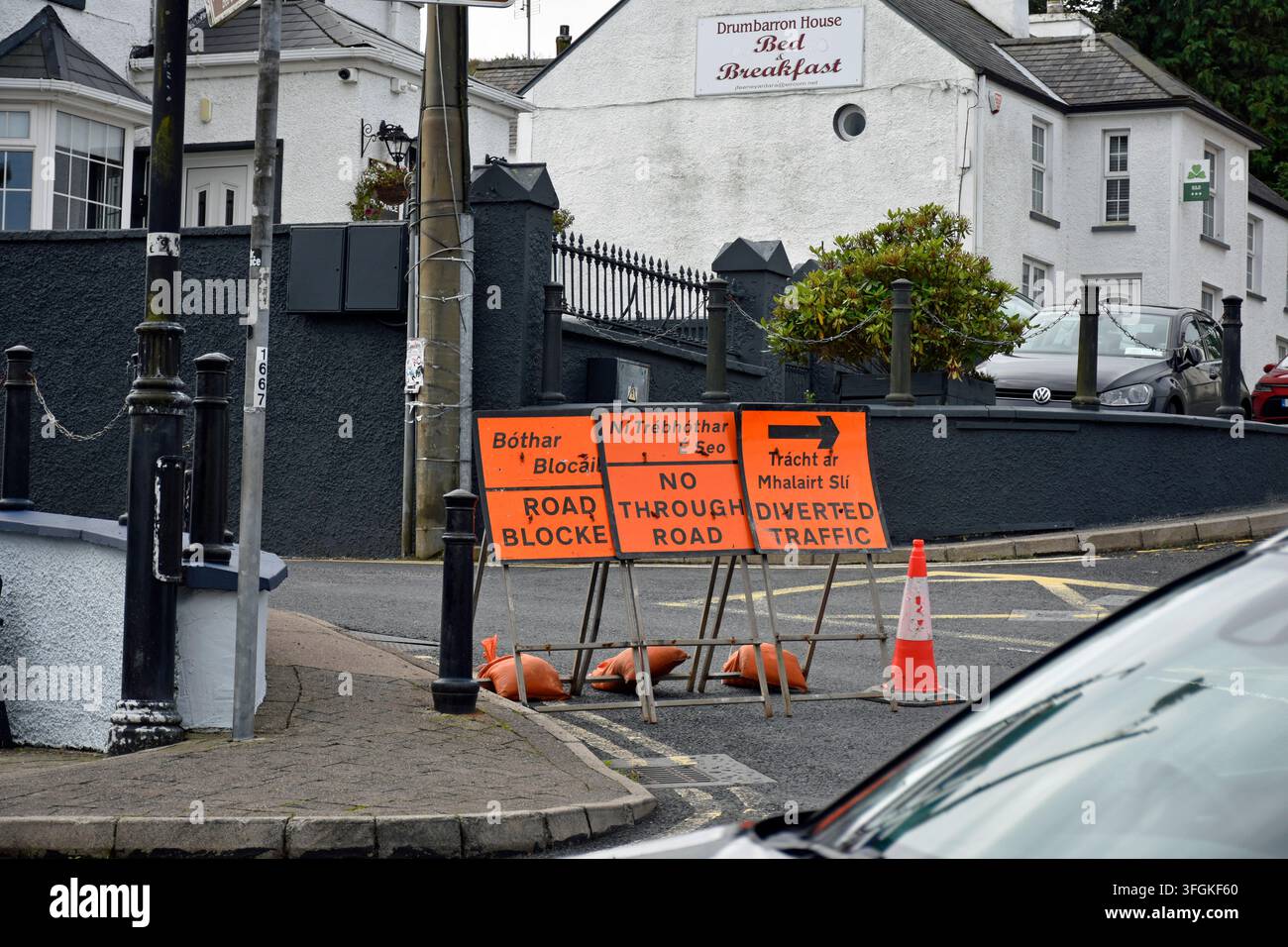 Segnale di deviazione per strade bloccate in Irlanda Foto Stock