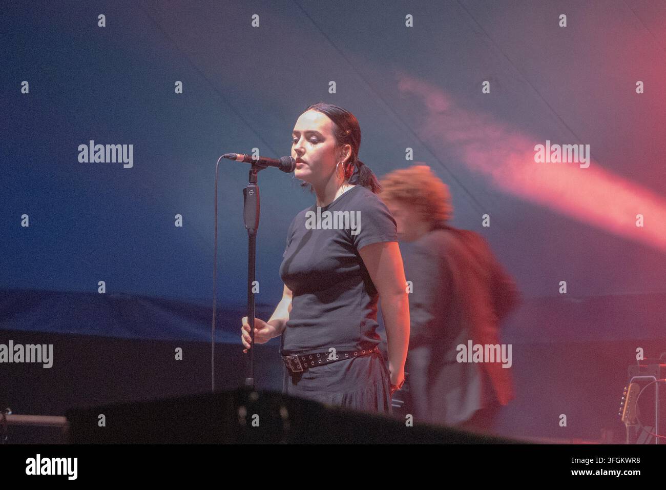 Katie Ball, cantante della band irlandese Just Mustard, sul palco al festival End of the Road, settembre 2026 Foto Stock