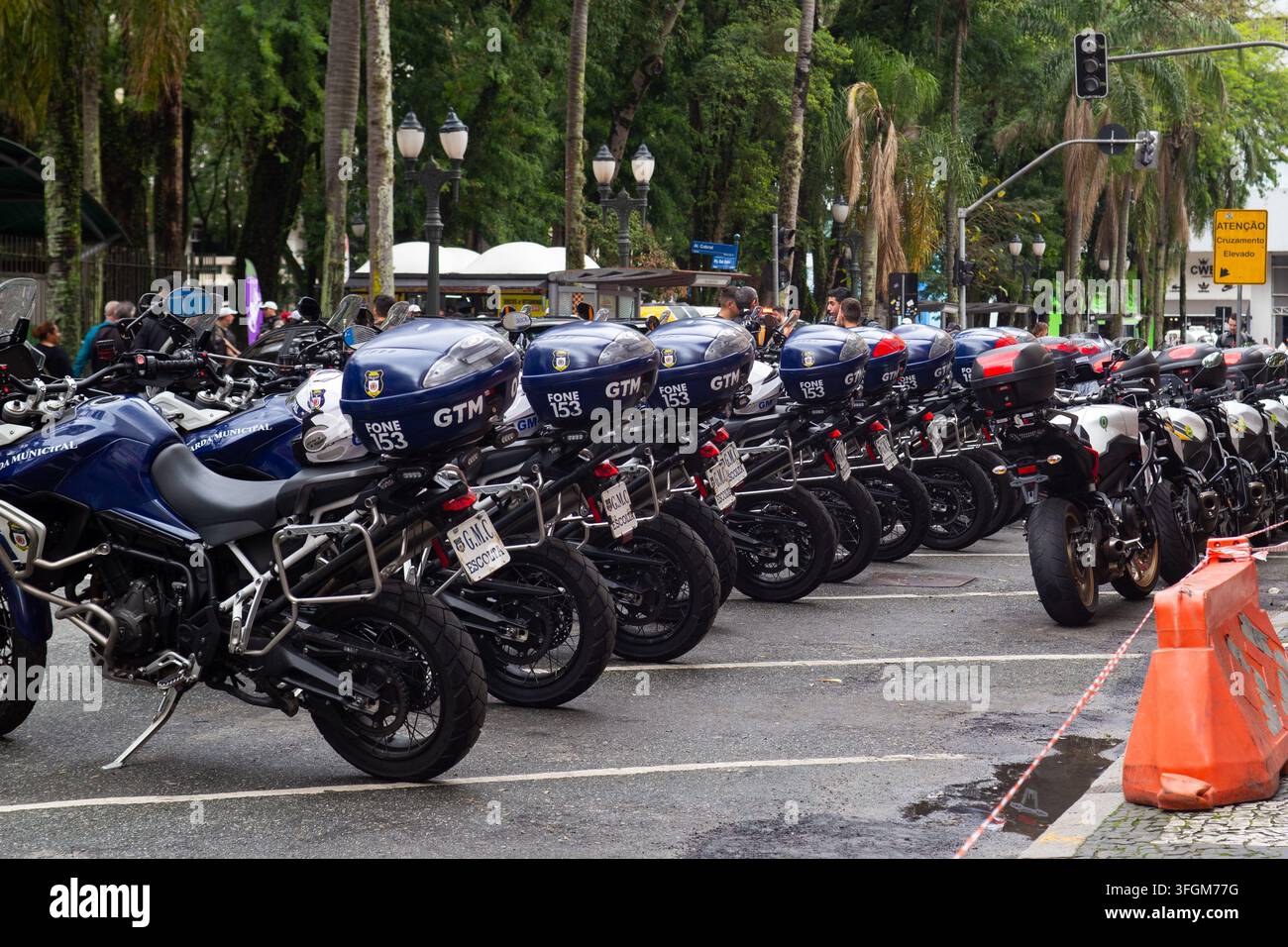 Filea di moto della guardia municipale parcheggiate in fila su una strada cittadina di Curitiba, Paraná, Brasile Foto Stock