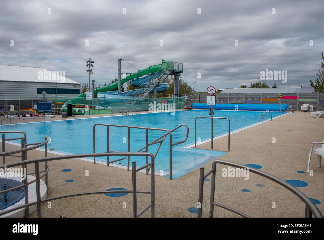La piscina all'aperto di 25 metri di Hella con due scivoli d'acqua e piscine termali, una tipica piscina pubblica di una piccola città nel sud dell'Islanda. Foto Stock