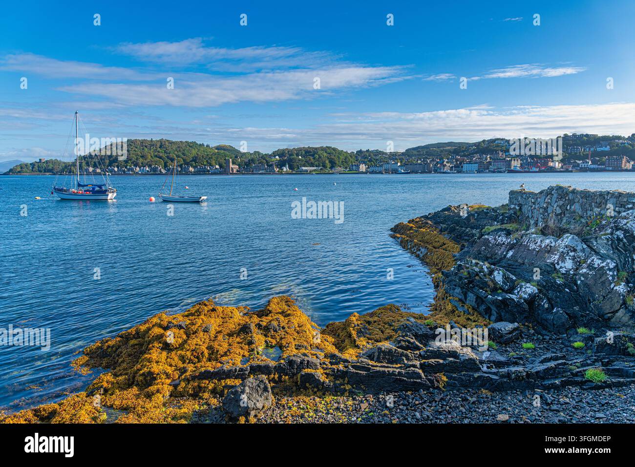 La pittoresca passeggiata lungomare di Oban, una nota città portuale sulla costa occidentale della Scozia. Foto Stock