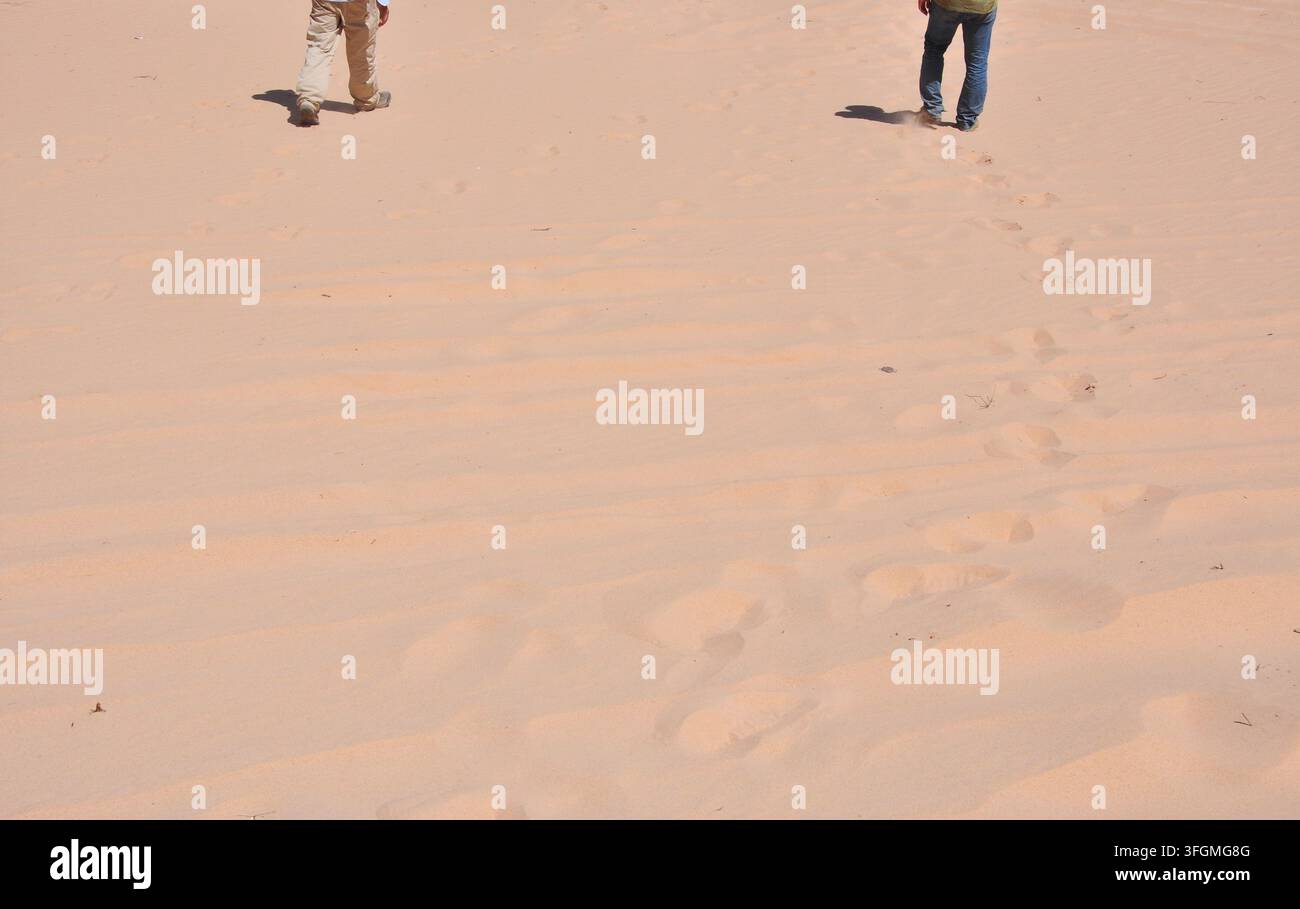Foto di persone che camminano sulla sabbia Foto Stock