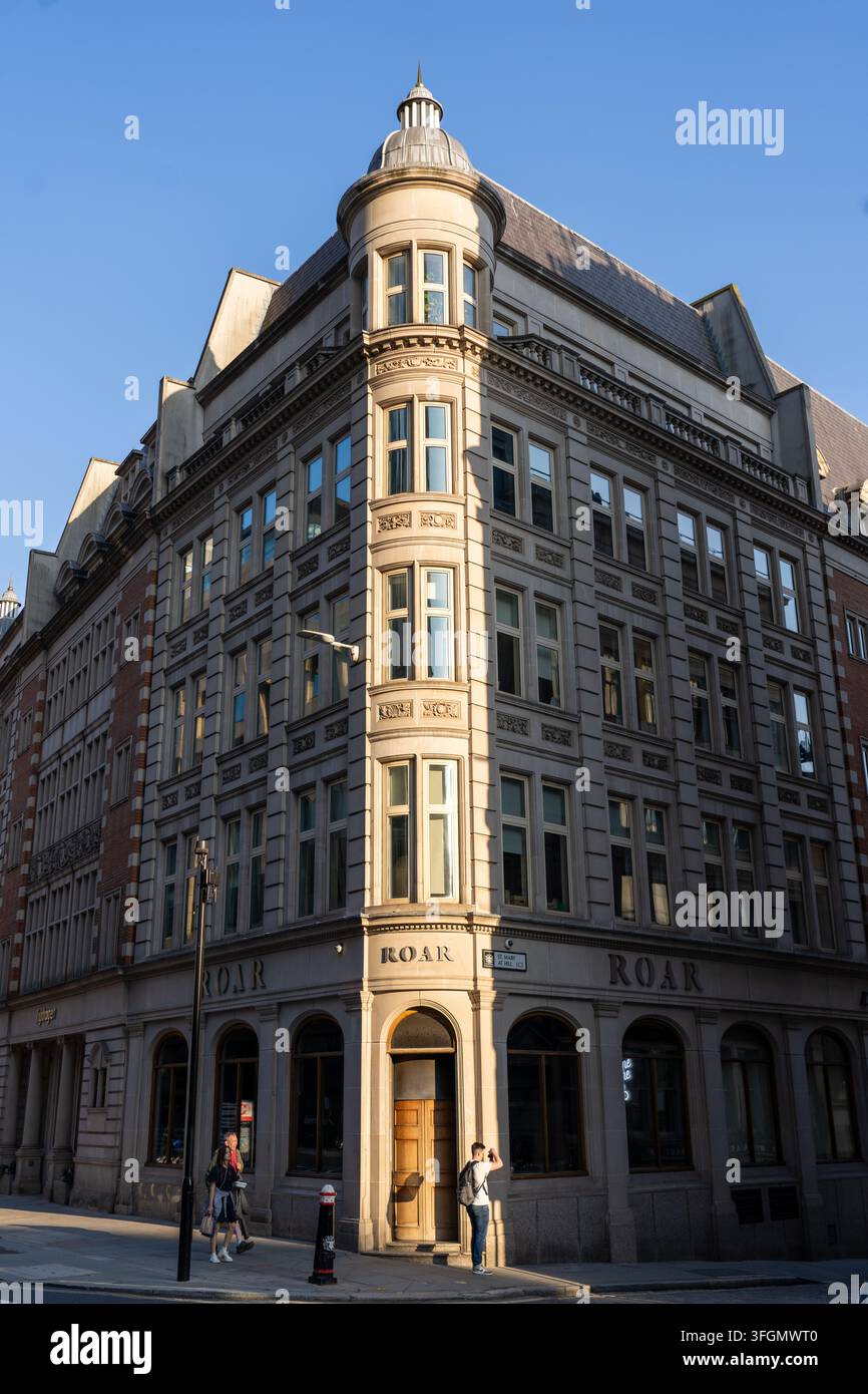 Londra Inghilterra – 27 maggio 2023: Un frammento di luce del sole che colpisce un edificio storico all’angolo a Londra Inghilterra Foto Stock