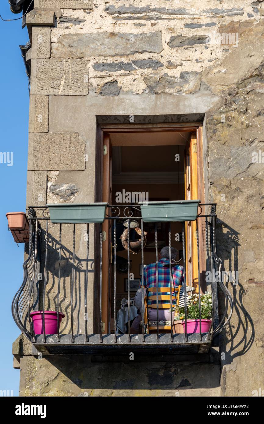 Kingussie Scozia - 30 maggio 2023: Un piccolo balcone di una locanda a Kingussie in Scozia con persone che mangiano all'interno Foto Stock