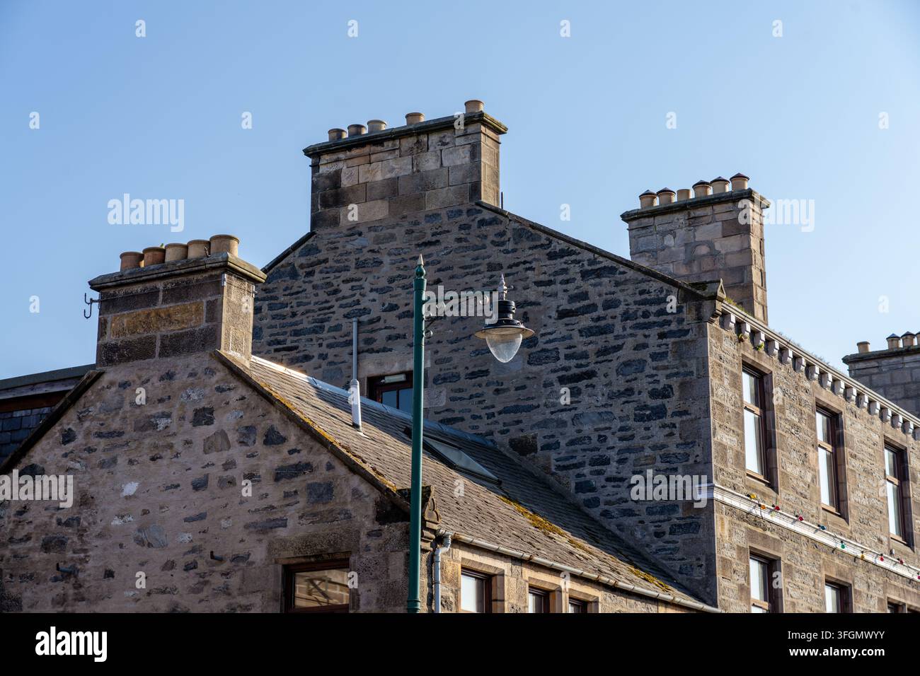 Kingussie Scozia - 30 maggio 2023: Una casa storica in pietra con più camini in Scozia, Regno Unito Foto Stock