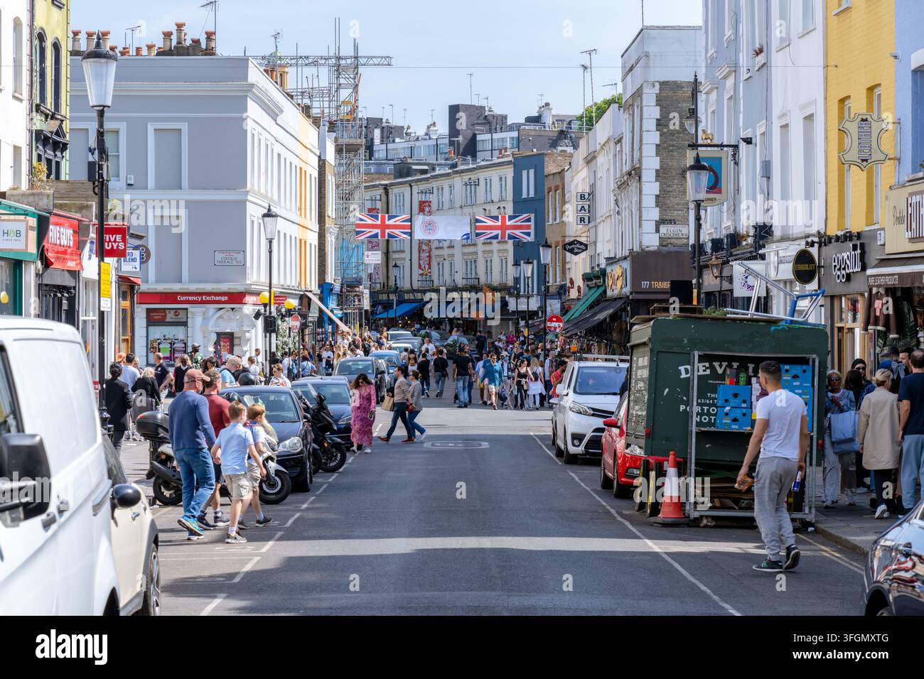 Londra Inghilterra - 28 maggio 2023: Portabello Road a Notting Hill Londra affollata di persone che fanno shopping e si dirigono verso diversi negozi e attività commerciali Foto Stock