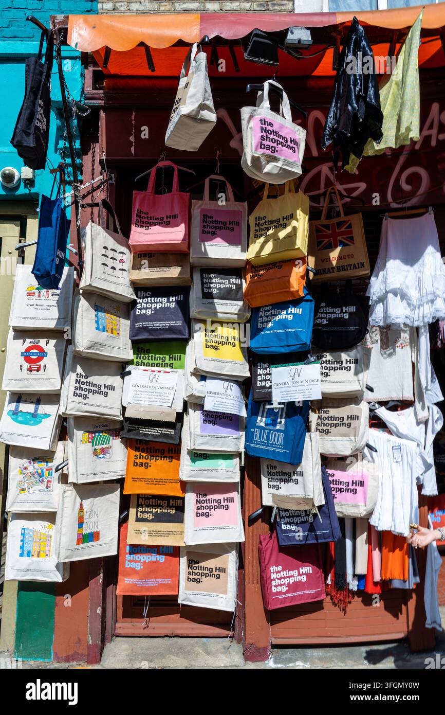 Londra Inghilterra – 28 maggio 2023: Borse della spesa con la scritta "Notting Hill" in una bancarella di Portobello Road a Londra Inghilterra Foto Stock