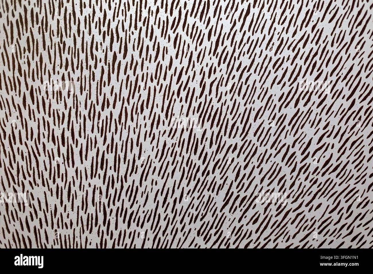 Modello lineare marrone astratto su superficie texture bianca. Linee marroni irregolari e dense formano un modello astratto ripetitivo su una texture bianca Foto Stock