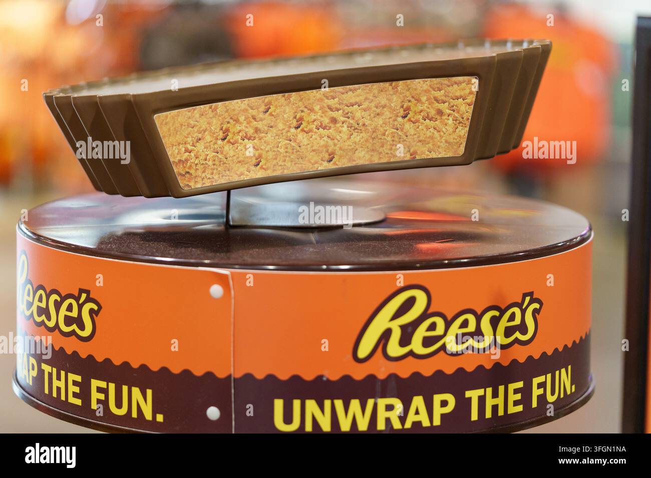 Hershey, PA, USA – 26 novembre 2019: Un grande caramella Reese's esposta in un contesto di vendita al dettaglio. L'articolo è posizionato su un espositore con il logo del marchio visibile Foto Stock