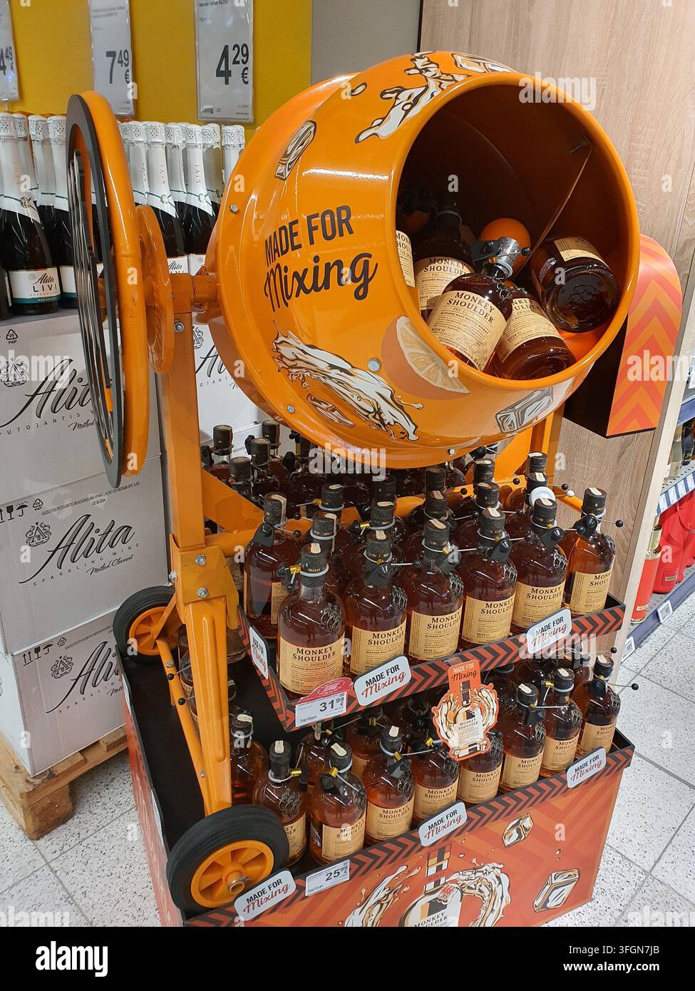 Un'esposizione promozionale al dettaglio per il whisky Monkey Shoulder Scotch in un supermercato o negozio di liquori. L'accattivante esposizione arancione è progettata per Foto Stock