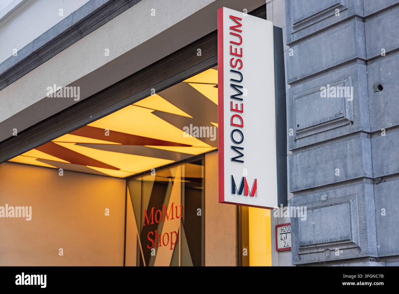 Anversa, Belgio - 06 settembre 2026: Segnaletica e ingresso del MoMu Mode Museum, un famoso museo della moda situato nel centro storico. Foto Stock