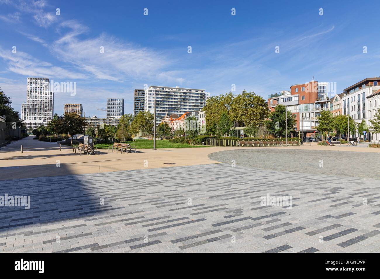 Anversa, Belgio: Vista dell'area recentemente sviluppata di Zuidpark con architettura residenziale moderna, una piazza pubblica lastricata e spazi verdi in una giornata soleggiata d Foto Stock