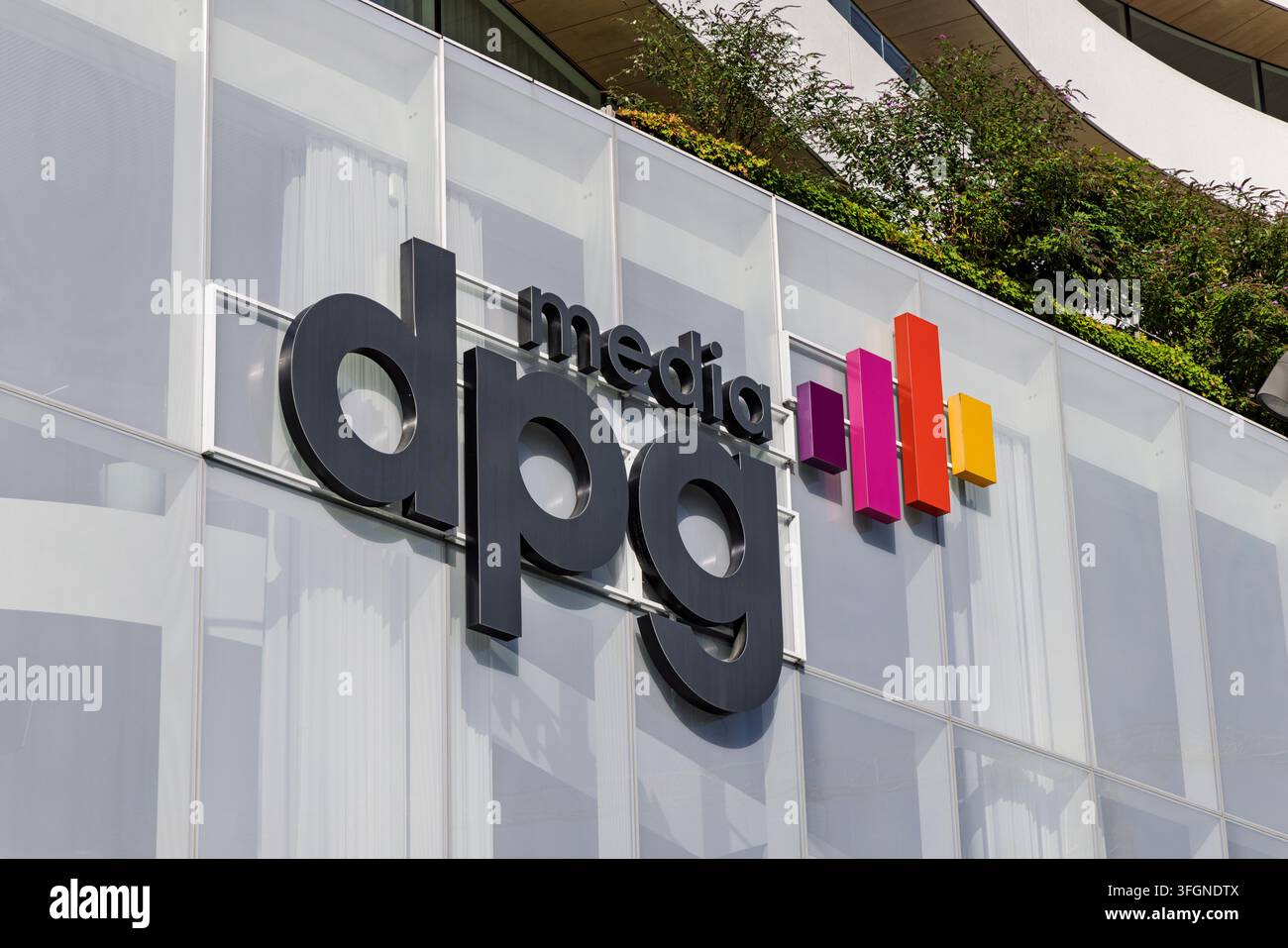 Anversa, Belgio - 06 settembre 2026: Il logo dell'azienda DPG Media visualizzato sulla moderna facciata in vetro della loro sede aziendale o edificio degli uffici Foto Stock