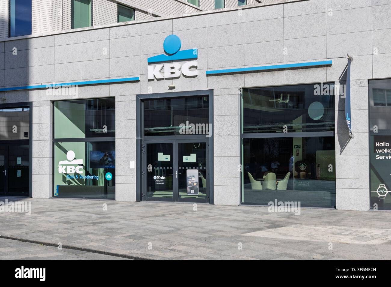 Anversa, Belgio - 6 settembre 2026: Vista esterna dell'ingresso e del logo di una filiale della banca KBC. KBC è una grande banca universale multicanale belga e i Foto Stock