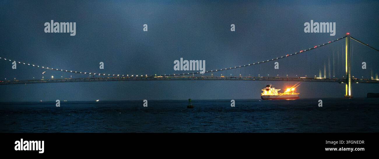 Il Tribute in Light dell’11 settembre nel 25° anniversario degli attentati dell’11 settembre Foto Stock