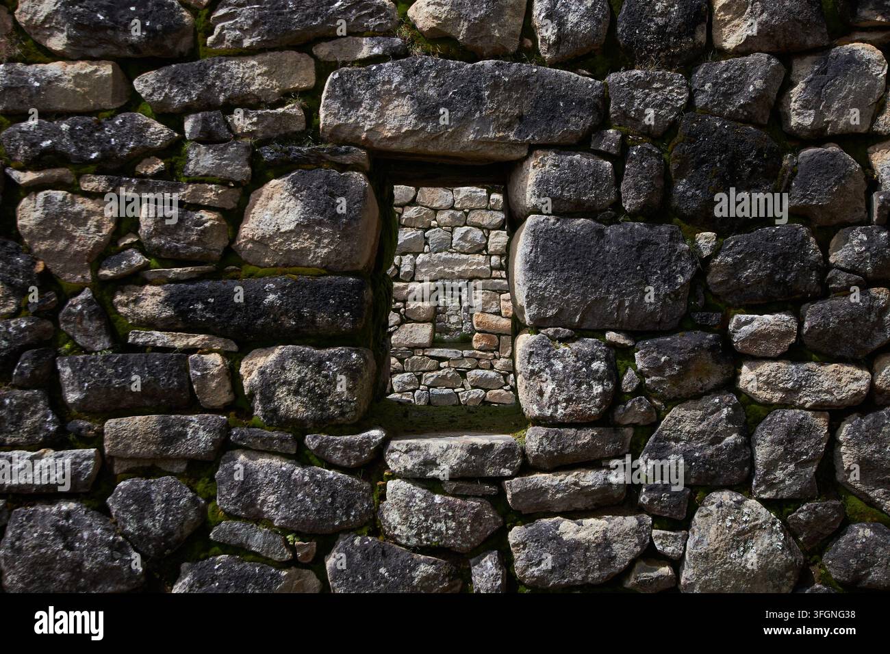 Machu Picchu, Perù - 07 aprile 2025: Muratura in pietra incaica accuratamente costruita con aperture di finestre allineate nel sito archeologico antico di Machu Foto Stock