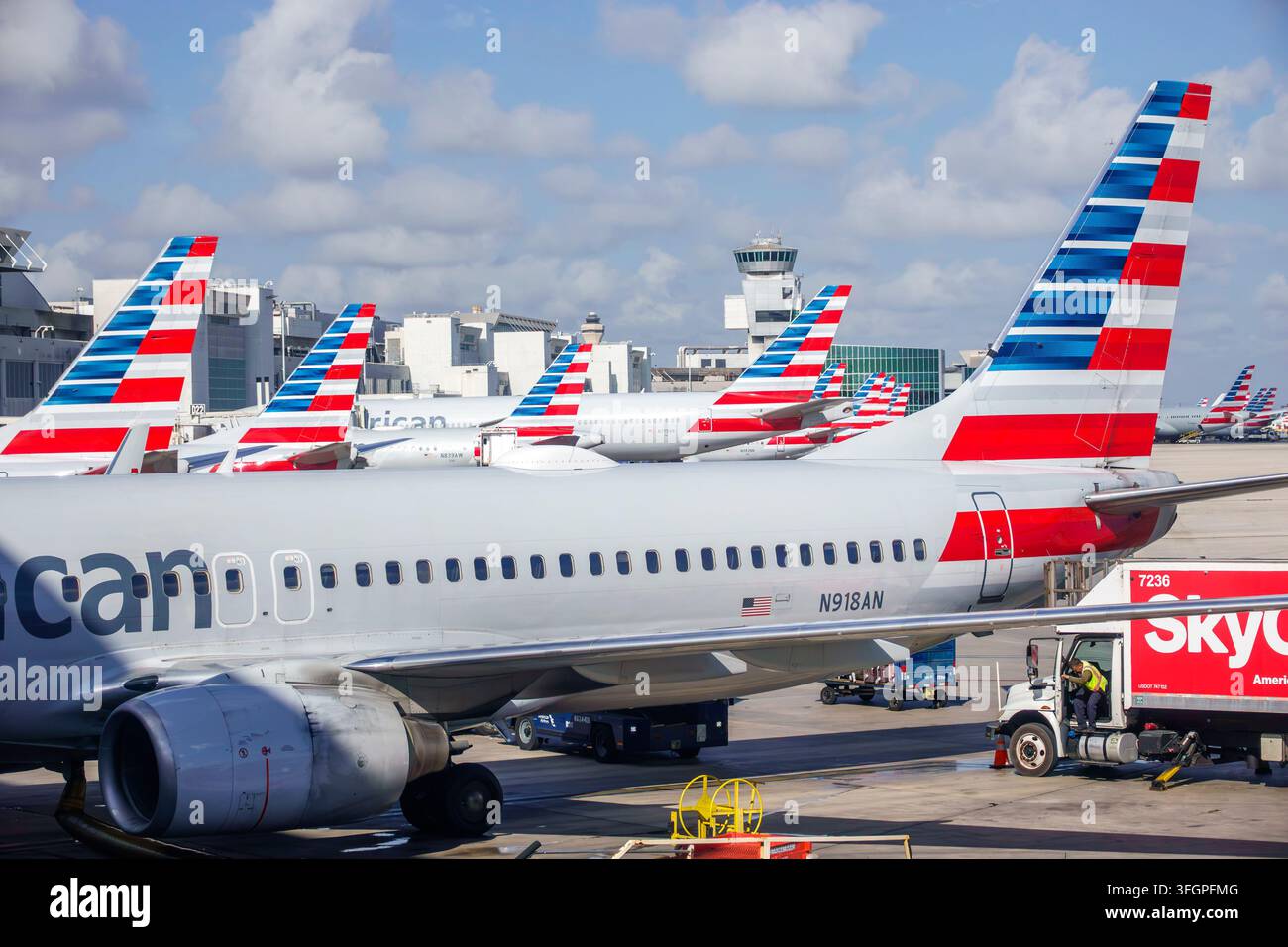 Miami Florida, Aeroporto Internazionale di Miami, American Airlines, aerei, aerei, jet passeggeri, aerei commerciali, aereo di linea, piazzola aeroportuale, rampa, parcheggiato a Foto Stock