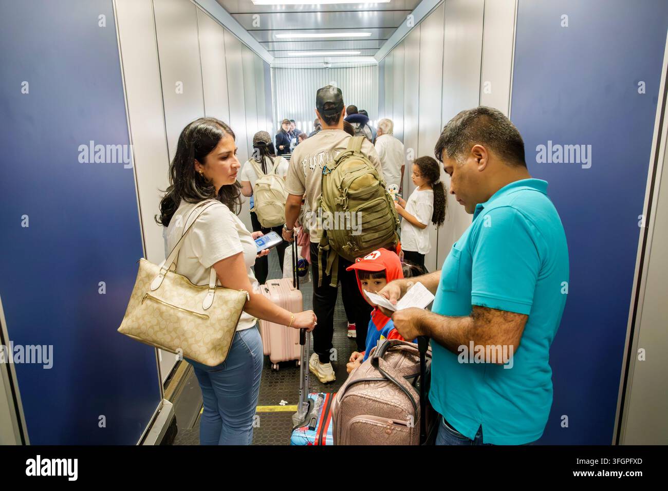 Miami Florida, Aeroporto Internazionale di Miami, ponte di imbarco, jetway, ponte di imbarco dei passeggeri, imbarkazione dell’aereo, passeggeri, viaggiatori, famiglia Foto Stock