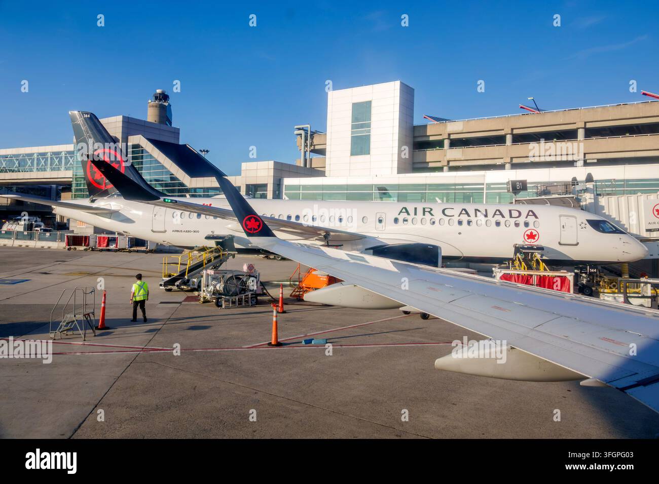 Boston Massachusetts, Aeroporto Internazionale Logan di Boston, Air Canada, aereo Air Canada, aereo Air Canada, Airbus A220-300, Airbus A220, A220-300, passare Foto Stock