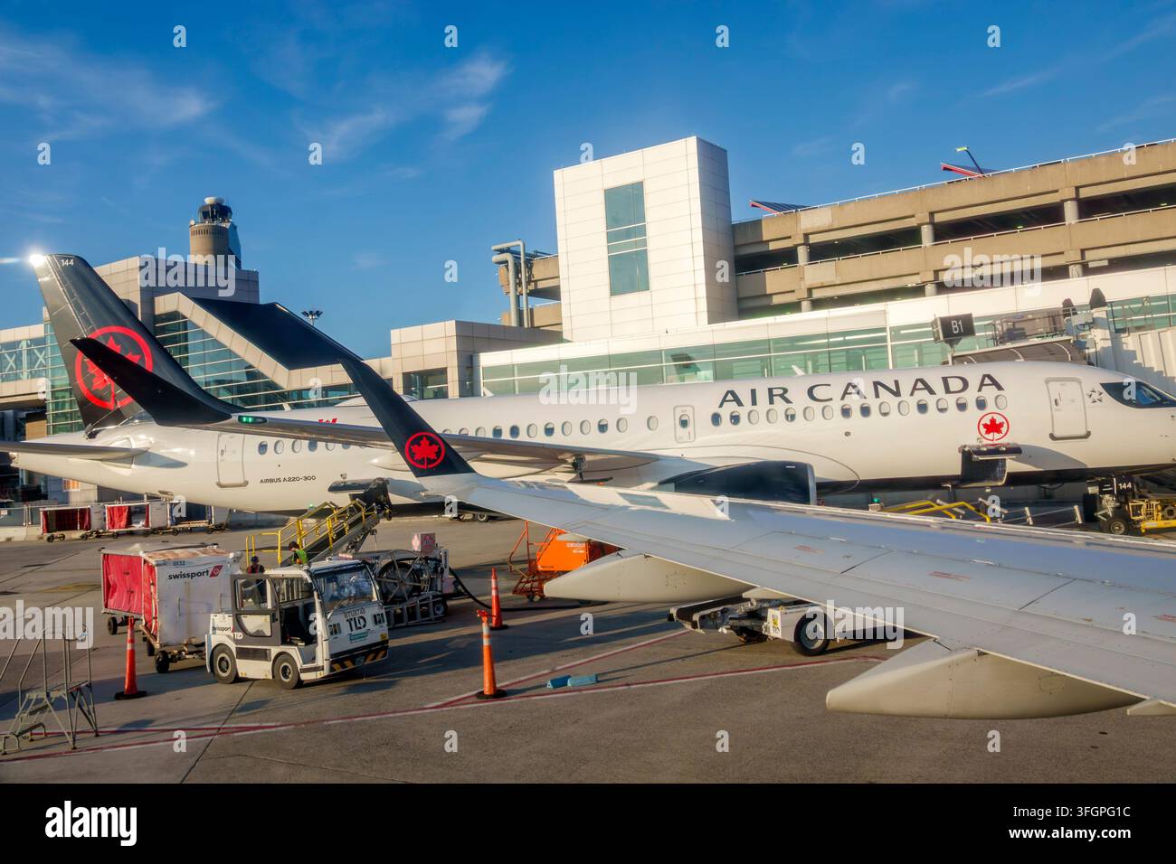 Boston Massachusetts, Aeroporto Internazionale Logan di Boston, Air Canada, aereo Air Canada, aereo Air Canada, Airbus A220-300, Airbus A220, A220-300, passare Foto Stock