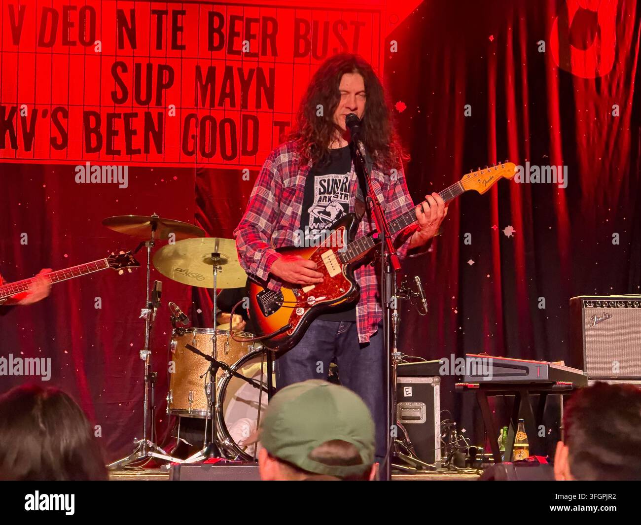 Kurt Vile in concerto con i Violators al Bristol Prospect Building nel settembre 2026 per promuovere l'album "Philadelphia’s Been Good To Me". - Immagine stock catturata con smartphone