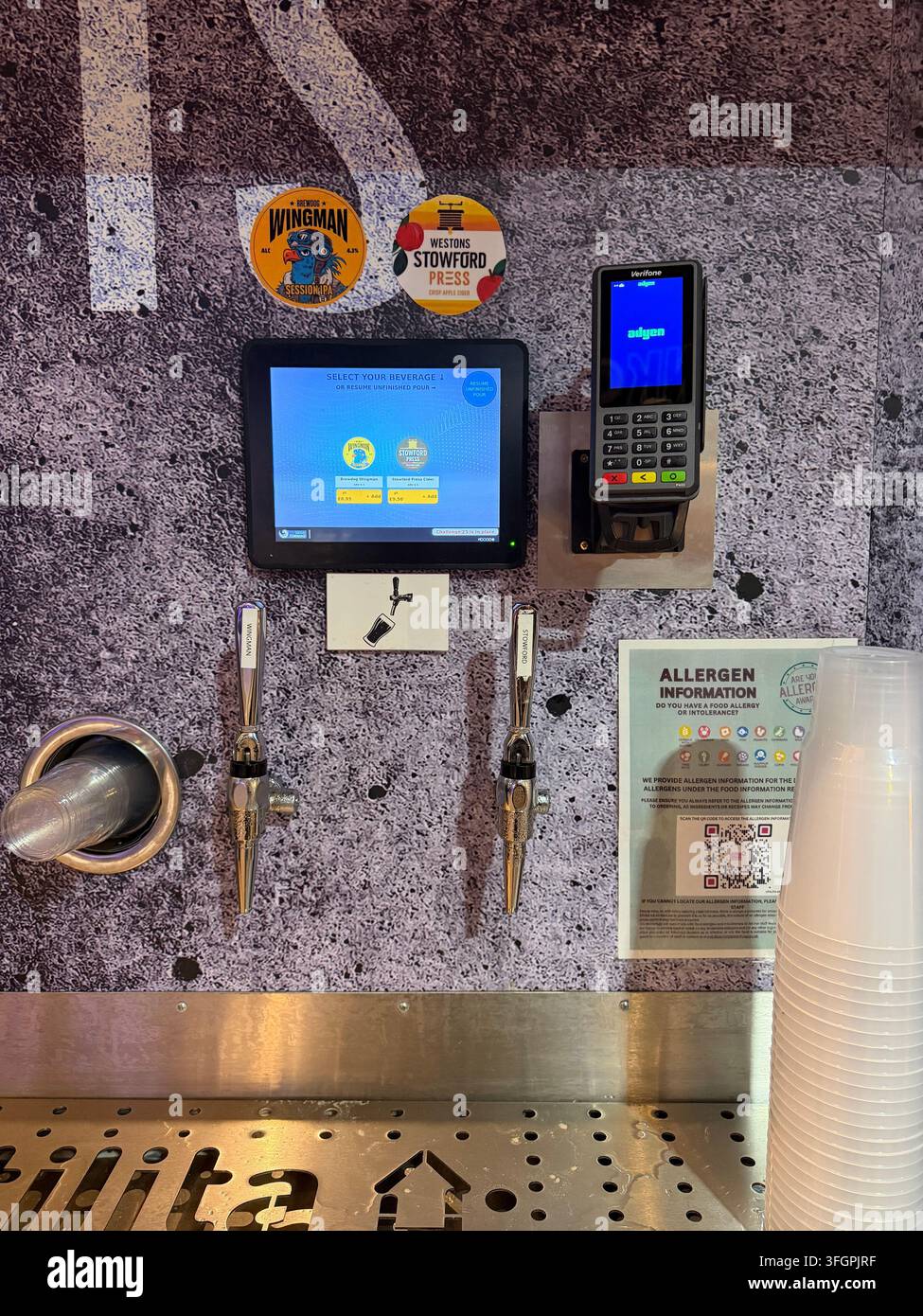Distributore di birra self-service all'Utilita Arena di Birmingham - Immagine stock catturata con smartphone