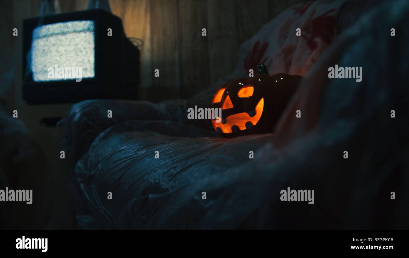 Scena di Halloween con divano domestico insanguinato Foto Stock